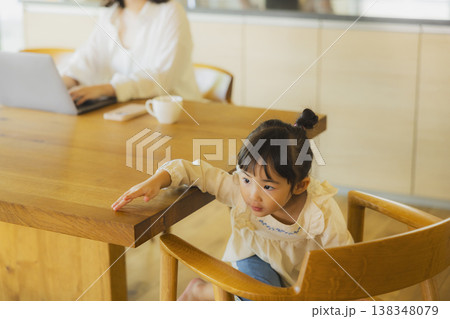 リビングで在宅勤務する男性　 138348079