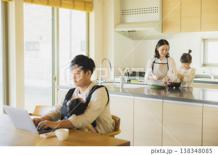 リビングで在宅勤務する男性　 138348085