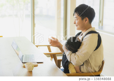 リビングで在宅勤務する男性 リビングで在宅勤務する男性 138348088