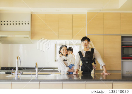 リビングで在宅勤務する男性　 138348089