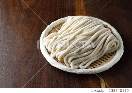 笊に盛った生のうどん 木目背景 笊に盛った生のうどん 木目背景 138348159