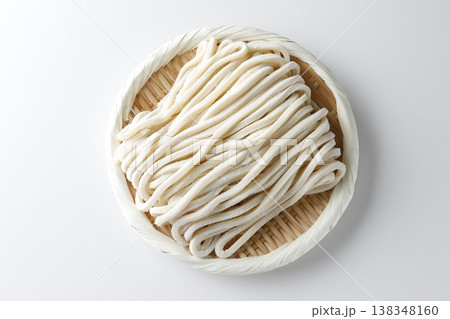 笊に盛った生のうどん 白背景 笊に盛った生のうどん 白背景 138348160