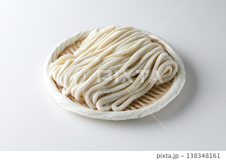 笊に盛った生のうどん 白背景 笊に盛った生のうどん 白背景 138348161