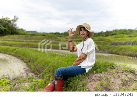 田んぼでOKサイン 138348242