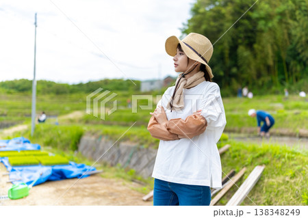 田んぼを見つめる女性農家 田んぼを見つめる女性農家 138348249