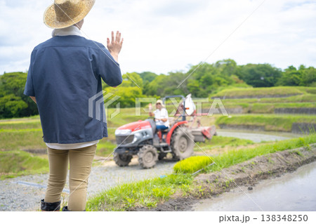 田植えの時期に農作業をする男女 田植えの時期に農作業をする男女 138348250