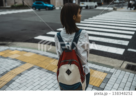 横断歩道で待つ学生 138348252