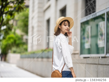 麦わら帽子と女性 138348256