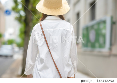 麦わら帽子と白シャツ 麦わら帽子と白シャツ 138348258