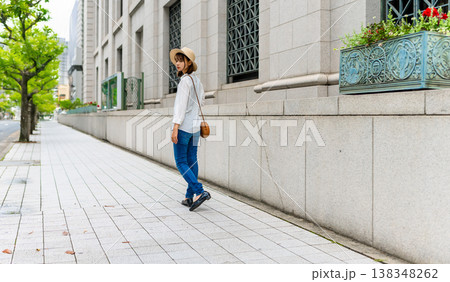 女性が街を歩く 女性が街を歩く 138348262
