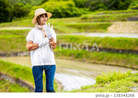 田植え準備をする若い女性 138348266