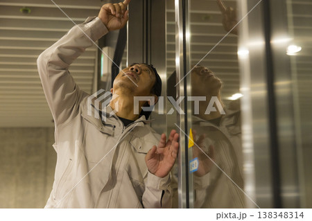 自動ドアの点検をする作業員　 138348314