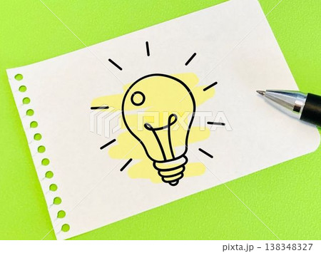 メモ用紙に描かれた豆電球の絵 メモ用紙に描かれた豆電球の絵 138348327