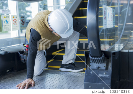 エスカレーターの点検をする作業員　 138348358