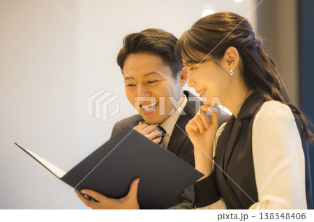 ホテルのレストランのカップル　　　 138348406