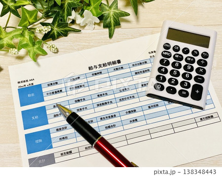 給与明細書と電卓 給与明細書と電卓 138348443