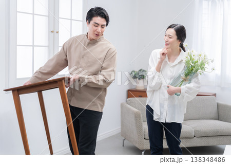 引越しで家具を移動する夫婦 引越しで家具を移動する夫婦 138348486