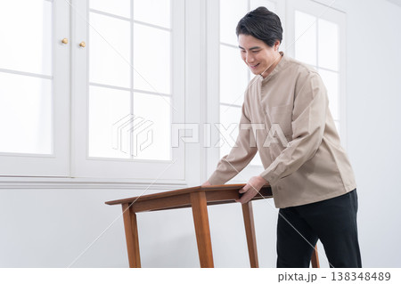 家具を運ぶ男性 家具を運ぶ男性 138348489