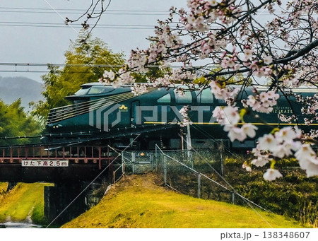春の桜と豪華寝台列車　瑞風 138348607