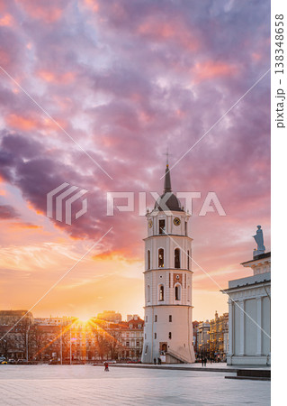 Sunset at Cathedral Square with Bell Tower in Vilnius, Lithuania 138348658