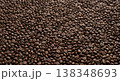 一面に敷き詰められた焙煎コーヒー豆のテクスチャ背景 138348693