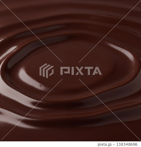 溶けたチョコレートの表面に広がる美しい波紋の背景素材 138348696