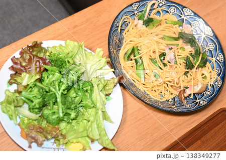 小松菜としめじとベーコンのパスタとグリーンサラダ 小松菜としめじとベーコンのパスタとグリーンサラダ 138349277