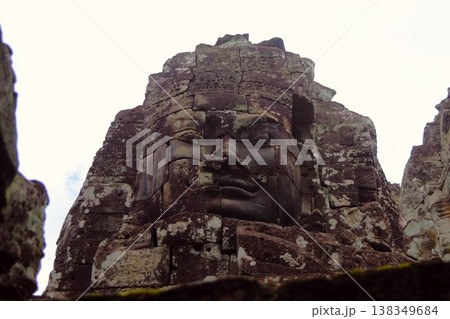 カンボジアの世界遺産バイヨン遺跡の石像の顔 138349684