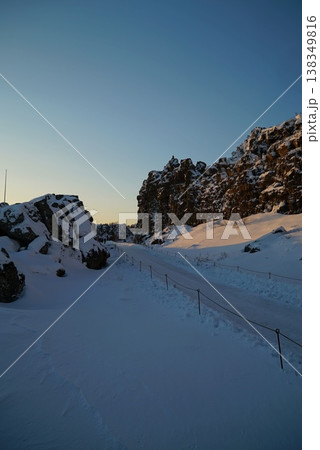碧い空の下、冬のギャオを歩く_アイスランド 138349816
