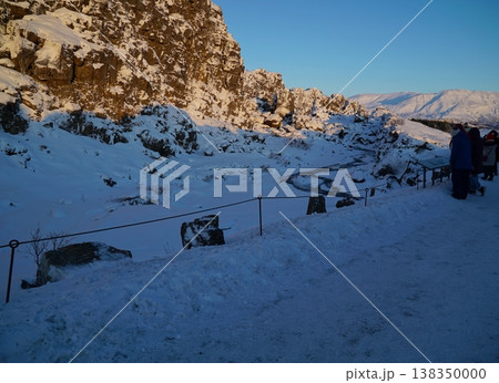 碧い空の下、冬のギャオを歩く_アイスランド 138350000