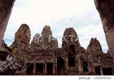 カンボジアのバイヨン遺跡に広がる石の回廊 138350325
