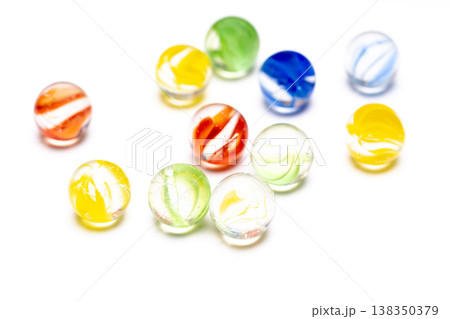 白背景で撮影された色とりどりのガラス玉の背景素材 138350379