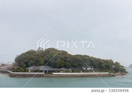 雨の日の伊勢志摩観光・桜彩るミキモト真珠島を望む 138350456