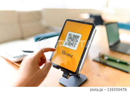 タブレットでQRコード確認 138350476