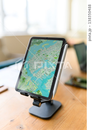 タブレット地図表示とペン 138350488
