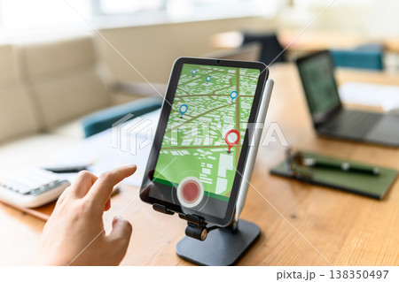 タブレット地図操作と指 タブレット地図操作と指 138350497