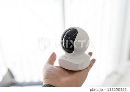手のひらに乗せた防犯カメラ 138350522