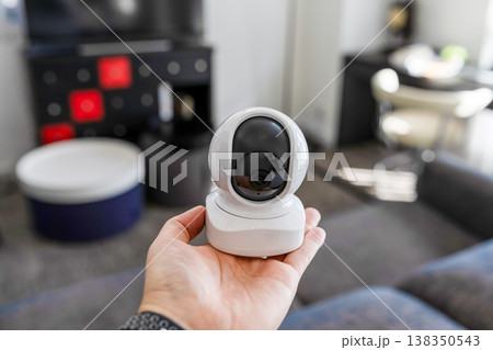 手で持つ白いネットワークカメラ 138350543