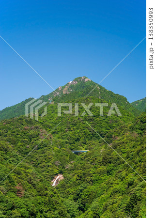 湯の山かもしか大橋から望む新緑の御在所岳《三重県 菰野町》 138350993