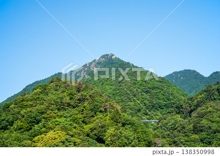 湯の山かもしか大橋から望む新緑の御在所岳《三重県 菰野町》 湯の山かもしか大橋から望む新緑の御在所岳《三重県 菰野町》 138350998