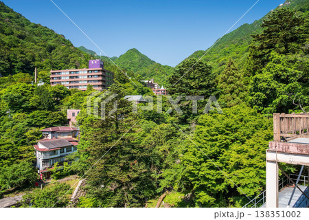 御在所ロープウエイ湯の山温泉駅からの温泉街風景《三重県 菰野町》 138351002