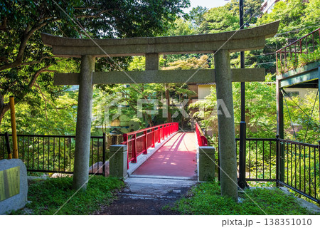 湯の山温泉街の風景「蒼滝橋」《三重県 菰野町》 湯の山温泉街の風景「蒼滝橋」《三重県 菰野町》 138351010