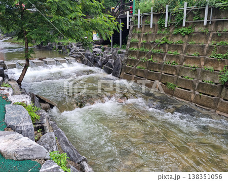 It is a valley with strong currents. It is a valley with strong currents. 138351056
