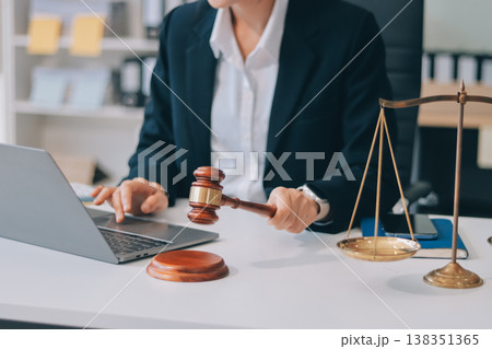 Lawyer explained to the client about the law that must be brought against the court case. 138351365