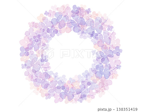 水彩のピンクと薄紫の紫陽花（あじさい）と小花の丸型リース 138351419