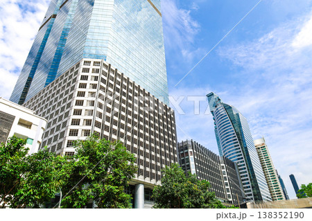 緑のあるビル街の風景 緑のあるビル街の風景 138352190