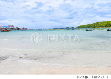 青空の広がるビーチ 138352194
