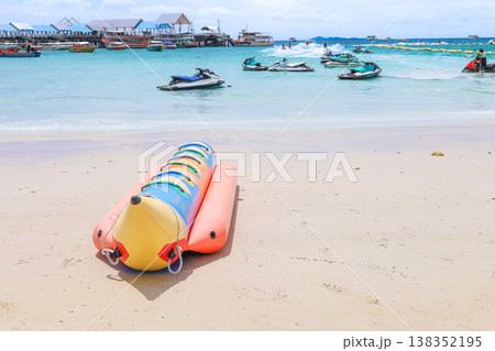 青空の広がるビーチとバナナボート 138352195