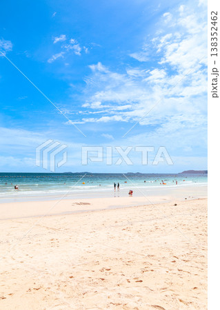 青空の広がるビーチ 海岸風景 138352462