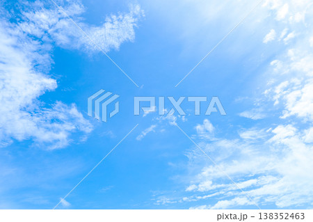 薄い雲の広がる青空 薄い雲の広がる青空 138352463